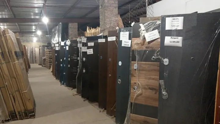Вхідні двері на складі
